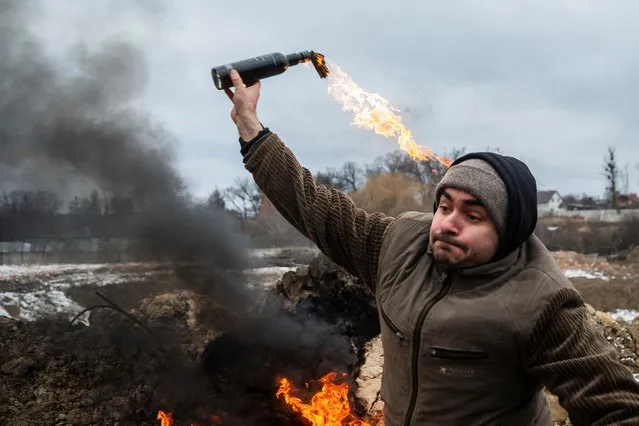 A civilian trains to throw Molotov cocktails to defend the city, as Russia's invasion of Ukraine continues, in Zhytomyr, Ukraine March 1, 2022. (Photo by Viacheslav Ratynskyi/Reuters)