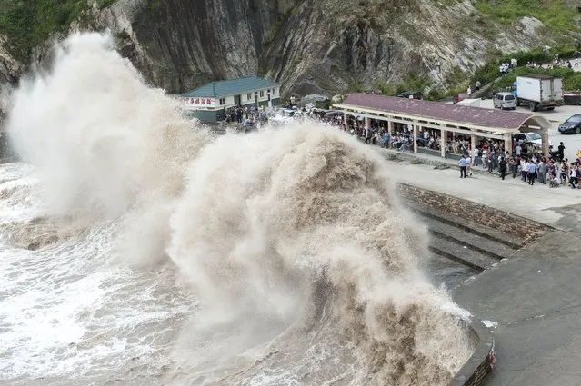 People gather to see huge waves as typhoon Chan-hom comes near Wenling, east China's Zhejiang province on July 10, 2015. (Photo by AFP Photo)