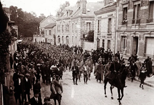 An archive picture shows captured Germans soldiers marching through Chalons en Champagne, Eastern France September 1915. (Photo by Collection Odette Carrez/Reuters)