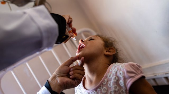 A nurse administers Polio vaccine drops to a young Palestinian patient at the Nasser hospital in Khan Yunis in the southern Gaza Strip on August 31, 2024, amid the ongoing conflict between Israel and the Hamas militant group. The World Health Organization said Israel had agreed to at least three days of “humanitarian pauses” in parts of Gaza, starting on August 31, to facilitate a vaccination drive after the territory recorded its first case of polio in a quarter of a century. (Photo by Jihad Al-Sharafi/AFP Photo)