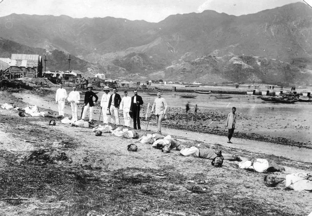 Officers of the Argyll and Sutherland Highlanders stand behind the decapitated bodies of the Nomoa Pirates in Kowloon, Hong Kong Territories, 1891. The officers were there to supervise the executions. (Photo by General Photographic Agency/Getty Images)