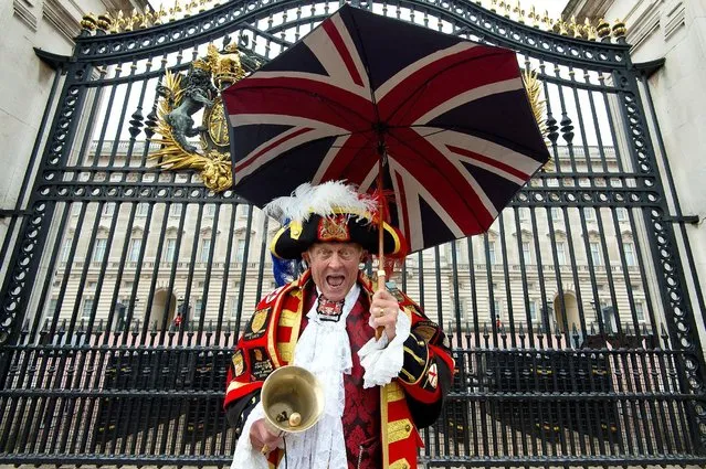Royal wellwisher Tony Appleton poses outside Buckingham Palace in a traditional town crier outfit on September 9, 2015 in London, England. Today, Her Majesty Queen Elizabeth II becomes the longest reigning monarch in British history overtaking her great-great grandmother Queen Victoria's record by one day. The Queen has reigned for a total of 63 years and 217 days. (Photo by Ben Pruchnie/Getty Images)