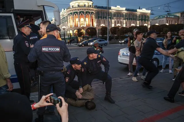 Police detain demonstrators during a protest against mobilization in Yekaterinburg, Russia, Wednesday, September 21, 2022. (Photo by AP Photo/Stringer)