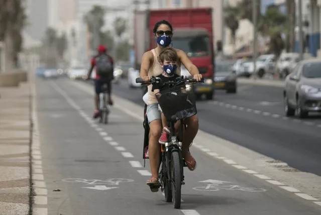 A woman and a boy wear masks as they ride a bicycle during a sandstorm in Tel Aviv, Israel September 10, 2015. A heavy sandstorm, which swept across parts of the Middle East on Tuesday, could still be felt in Israel on Thursday. (Photo by Baz Ratner/Reuters)
