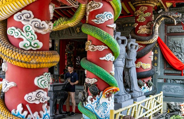 An ethnic Malaysian Chinese burns incenses to offer prayers at the Tian Hock Kung Snake Temple in Klang, on the outskirts of Kuala Lumpur on January 7, 2025, ahead of the upcoming Chinese New Year on January 29, marking the beginning of the Year of the Snake.  (Photo by Mohd Rasfan/AFP Photo)