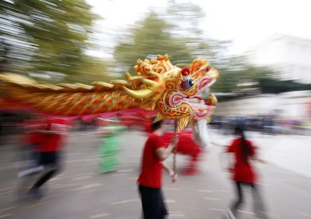 Supporters of China's President Xi Jinping carry a dragon as they wait on the Mall for him to pass during his ceremonial welcome, in London, Britain, October 20, 2015. (Photo by Peter Nicholls/Reuters)