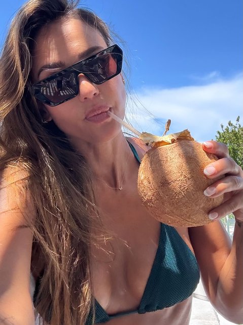 American actress Jessica Alba soaks up some sunshine in a bikini while having a fun drink in the first decade of August 2025. (Photo by jessicaalba/Instagram)