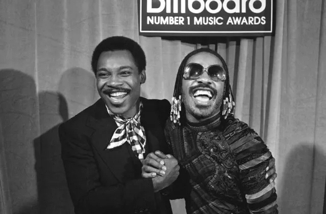 Jazz musician George Benson shakes hands in congratulations with musician Stevie Wonder during “Billboard #1 Music Awards” in Santa Monica, California, Sunday, December 12, 1977. The top jazz artist of the year award was given to Benson. Wonder claimed two of awards, male pop artist of the year, and top soul artist of the year. The awards were NBC's Big Event honoring best selling artists. (Photo by AP Photo)