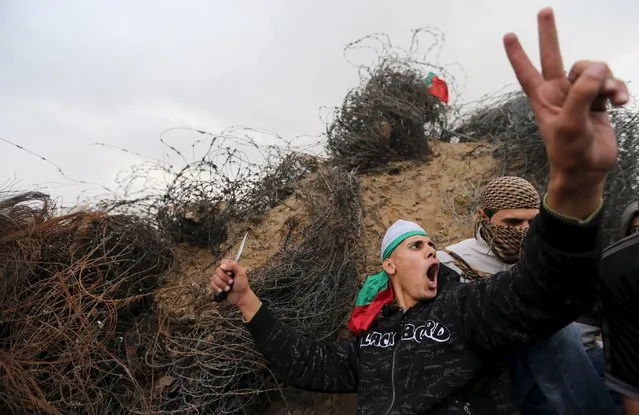 A Palestinian protester holds a knife as he shouts during clashes with Israeli troops near border between Israel and Central Gaza Strip November 6, 2015. (Photo by Ibraheem Abu Mustafa/Reuters)
