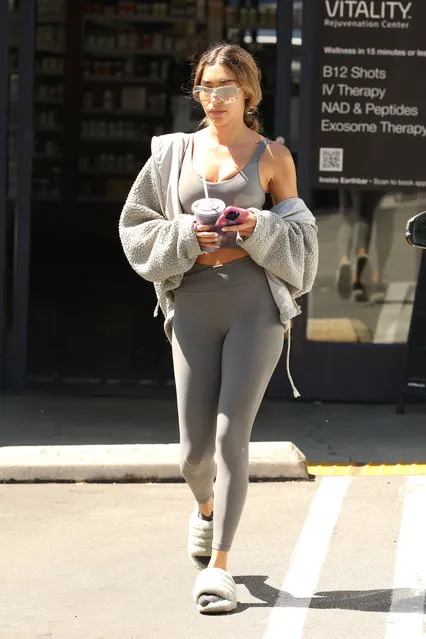 Chantel Jeffries is spotted stepping out for a juice in Los Angeles on March 25, 2023. The 30 year old model flashed her midriff in a grey workout top under a grey fleece paired with grey tights and white fluffy slippers. (Photo by The Image Direct)