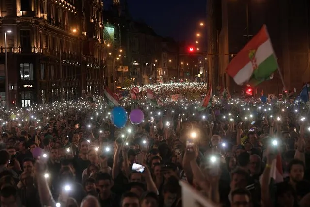 Thousands of people march during a protest in in Budapest, Hungary, Saturday, April 21, 2018. Tens of thousands are taking part in a rally against the distorting media policies of Prime Minister Viktor Orban’s government and its campaign against civic groups it considers are illegitimately trying to influence political decisions. (Photo by Zsolt Szigetvary/MTI via AP Photo)