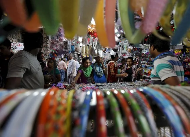 Shoppers crowd at a market place ahead of the Hindu festival of Diwali in Ahmedabad, India, November 4, 2015. (Photo by Amit Dave/Reuters)