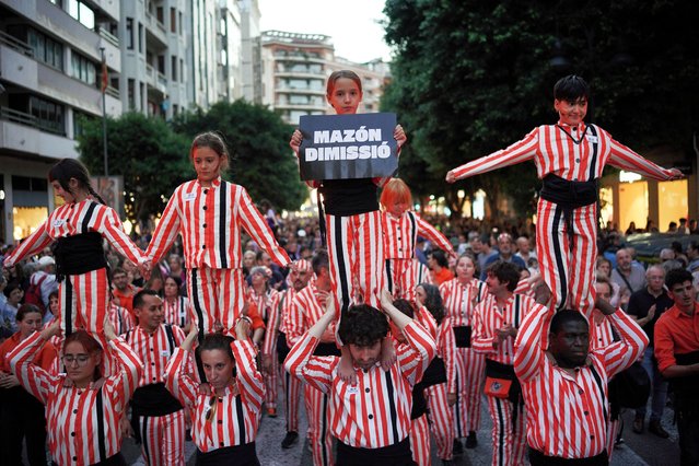Demonstrators attend a protest march to mark the first anniversary of last year's deadly floods and demand accountability in Valencia on October 25, 2025. The protest comes nearly one year since torrential rain on October 29, 2024  caused flooding in towns near Valencia, killing 229 people, Spain's deadliest natural disaster in decades. (Photo by Manaure Quintero/AFP Photo)