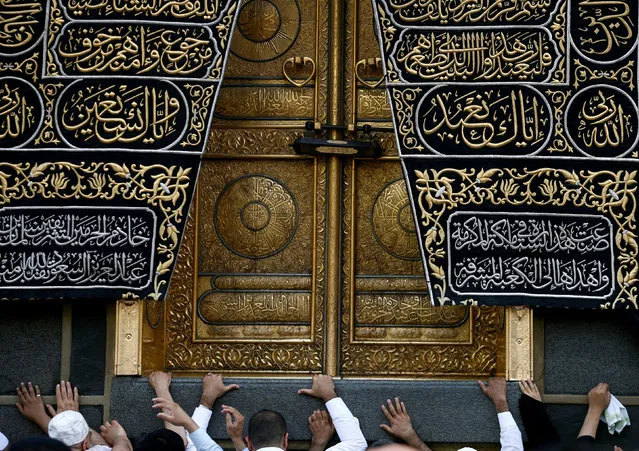 Muslims touch the Kaaba at the Grand Mosque during the holy fasting month of Ramadan in Mecca, Saudi Arabia, May 23, 2018. (Photo by Faisal Al Nasser/Reuters)