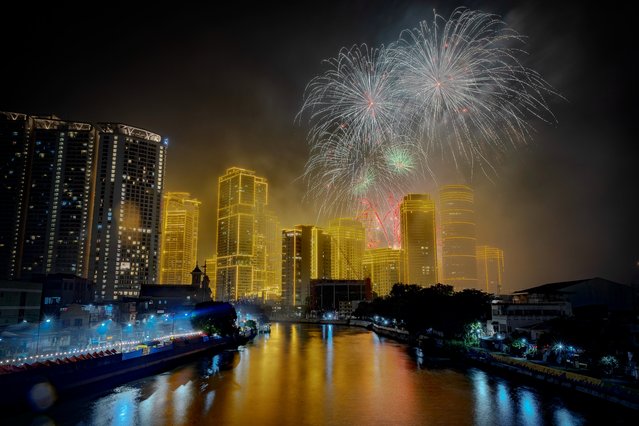Fireworks explode over skyscrapers during New Year celebrations on January 01, 2025 in Makati, Metro Manila, Philippines. (Photo by Ezra Acayan/Getty Images)
