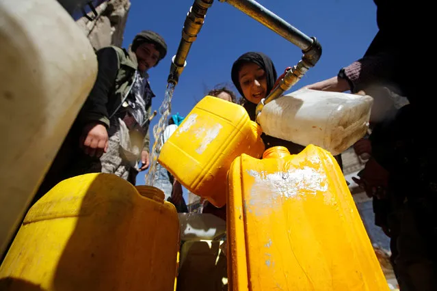 People fill jerrycans with potable water from a charity tap during the first day of a 48-hour ceasefire in Sanaa, Yemen November 19, 2016. (Photo by Mohamed al-Sayaghi/Reuters)