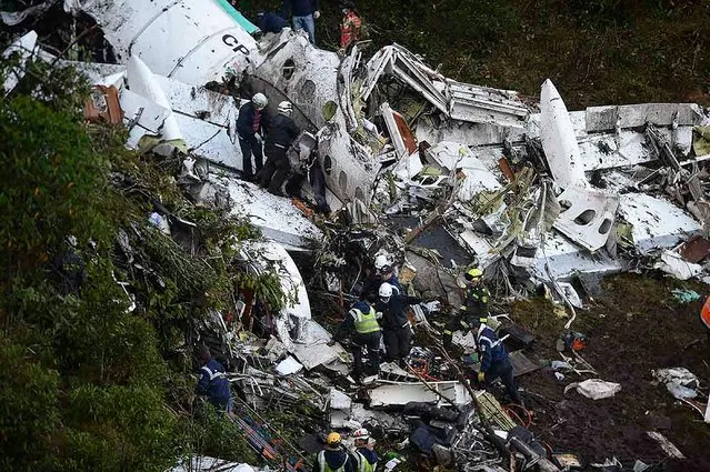 Rescue teams work in the recovery of the bodies of victims of the LAMIA airlines charter that crashed in the mountains of Cerro Gordo, municipality of La Union, Colombia, on November 29, 2016 carrying members of the Brazilian football team Chapecoense Real A charter plane carrying the Brazilian football team crashed in the mountains in Colombia late Monday, killing as many as 75 people, officials said. (Photo by Raul Arboleda/AFP Photo)