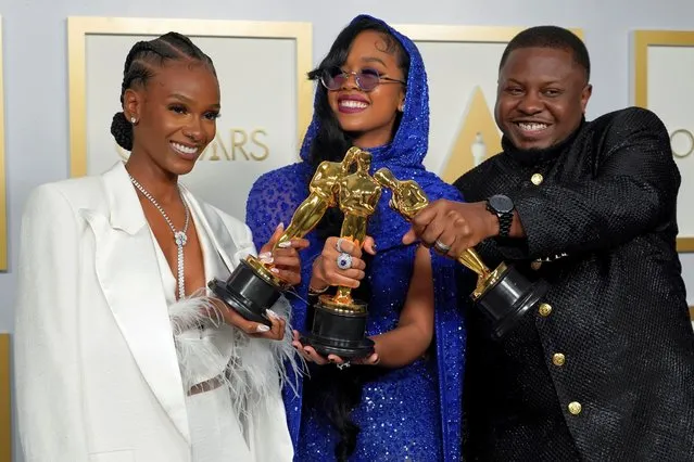 (From L) Tiara Thomas, H.E.R. and Dernst Emile II, winners of the award for best original song for “Fight For You” from “Judas and the Black Messiah”, pose in the press room at the Oscars on April 25, 2021, at Union Station in Los Angeles. (Photo by Chris Pizzello/Pool via AFP Photo)