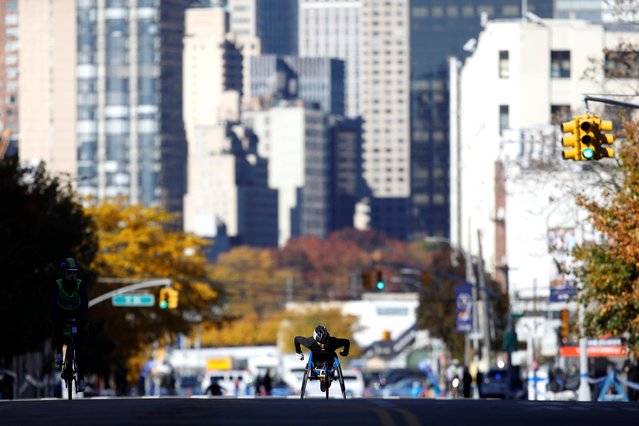 A participant in the wheelchair division crosses the 44th Dr, during the New York City Marathon in Queens Borough of New York, United States on November 04, 2018.  (Photo by Don Emmert/AFP Photo)