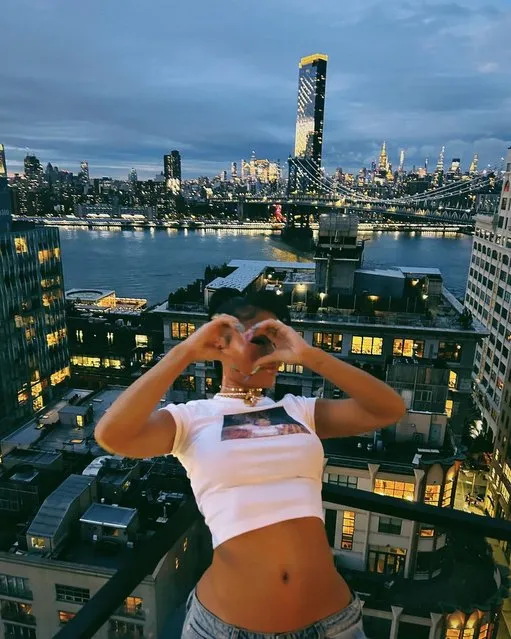 American rapper Diamonté Quiava Valentin Harper, known professionally as Saweetie in the first decade of October 2023 bends it back to make a heart with her hands. (Photo by Saweetie/Instagram)