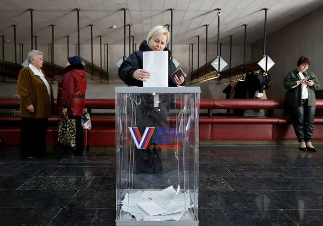 A woman casts her ballot at a polling station during the presidential election in the settlement of Gorki Leninskie in the Moscow Region, Russia on March 15, 2024. (Photo by Maxim Shemetov/Reuters)