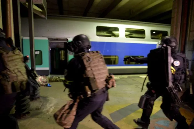 Members of the National Gendarmerie Intervention Group (GIGN) are pictured during a training exercise in the event of a terrorist attack in collaboration with Recherche Assistance Intervention Dissuasion (RAID) and Research and Intervention Brigades (BRI) in presence of the French Interior minister Bernard Cazeneuve at la Gare Montparnasse, in Paris on April 20, 2016. (Photo by Miguel Medina/Reuters)