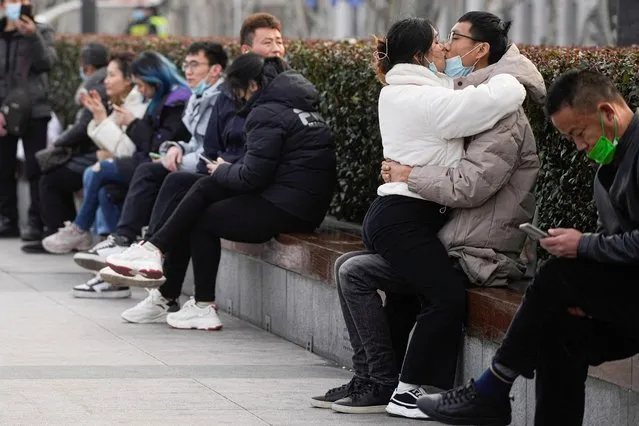 A couple wearing protective masks kiss on the Bund on Valentine's Day, following new coronavirus disease (COVID-19) cases in Shanghai, China on February 14, 2022. (Photo by Aly Song/Reuters)