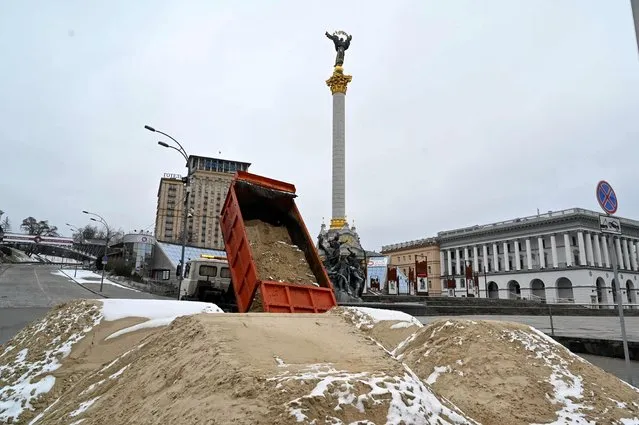 A truck unloads sand to protect Independence Square in the Ukrainian capital of Kyiv on March 1, 2022. Russian troops will carry out an attack on the infrastructure of Ukraine's security services in Kyiv and urged residents living nearby to leave, the Defence Ministry said on March 1, 2022. (Photo by Sergei Supinsky/AFP Photo)