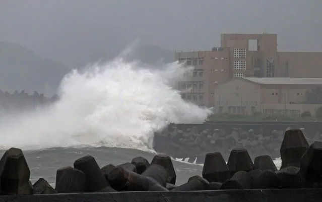 Giant waves crash into the coastline next to National Taiwan Ocean University (R) in Keelung as Typhoon Chan-hom brings rain to northern Taiwan on July 10, 2015. Taiwan was bracing for fierce winds and torrential rains on July 10 as Typhoon Chan-hom gained momentum and the island's stock market, schools and offices closed in preparation for the storm. (Photo by AFP Photo)