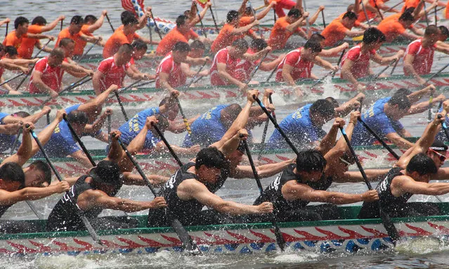 Participants splash water as they take part in a dragon boat race during a local celebration ahead of the annual Dragon Boat Festival in Xiamen, Fujian Province, China, May 28, 2016. (Photo by Reuters/Stringer)
