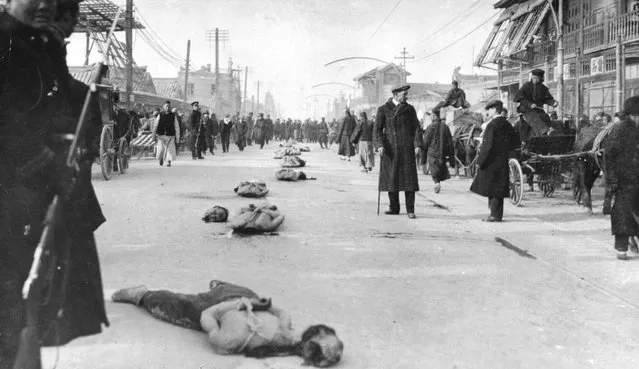 Victims of the Chinese Revolution lie beheaded in the street, 1911. (Photo by Hulton Archive/Getty Images)