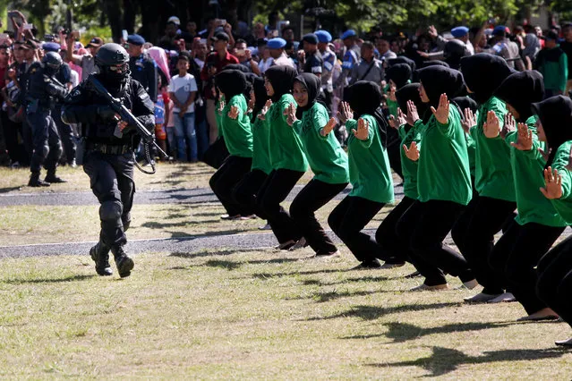 Indonesian policemen participate in an anti-terror drill on July 10, 2017 in Aceh, Indonesia. Indonesian police held anti-terror training in Banda Aceh to better prepare for terrorist attacks. (Photo by Oviyandi/Barcroft Images)