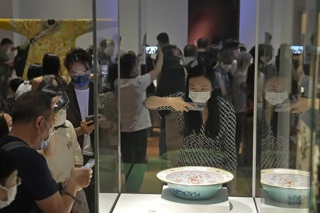 Visitors tour the Hong Kong Palace Museum during the first day open to public in Hong Kong, Sunday, July 3, 2022. It showcases more than 900 Chinese artefacts, loaned from the long-established Palace Museum in Beijing, home to works of art representing thousands of years of Chinese history and culture. (Photo by Kin Cheung/AP Photo)