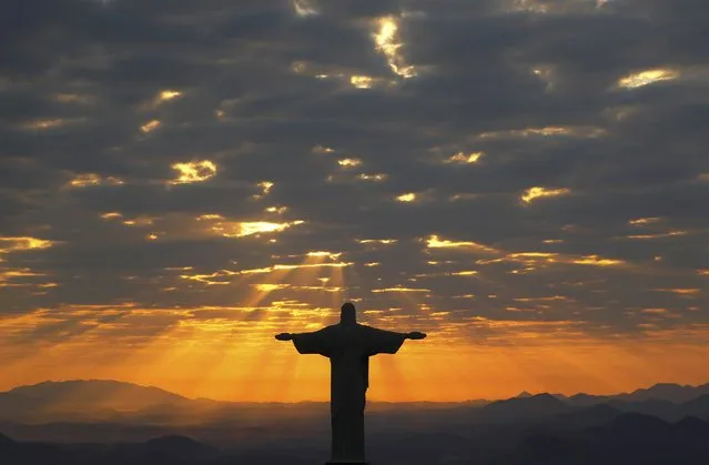 Jesus Christ the Redeemer during sunrise in Rio de Janeiro, Brazil, August 2, 2016. (Photo by Kai Pfaffenbach/Reuters)