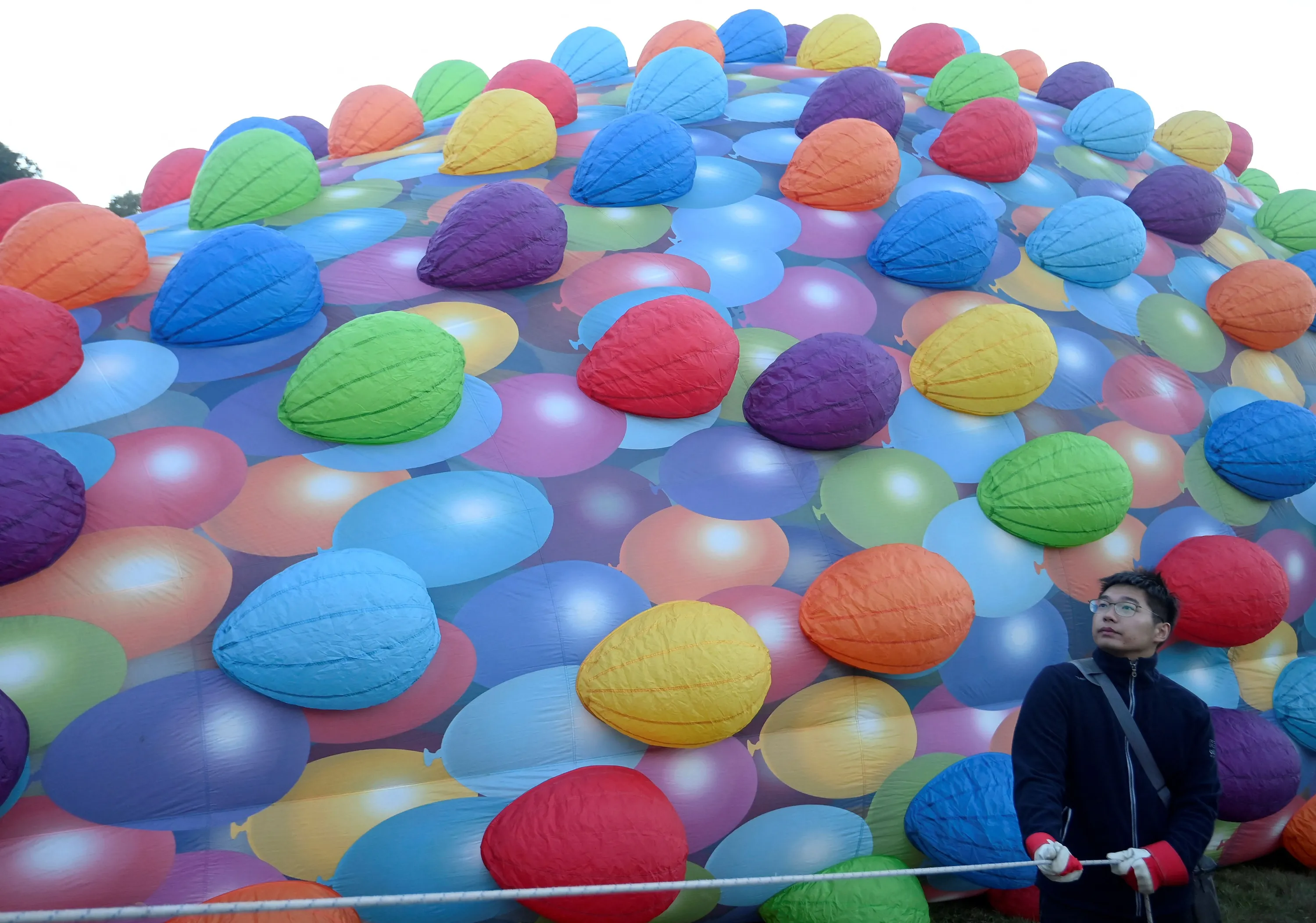 На шаре караоке. Самый большой воздушный шар в мире. Самый большой воздушный шарик в мире. Воздухоплавательный шар в интерьере. Много воздушных шариков фото.