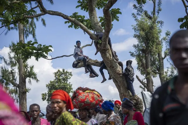 People displaced by the fighting between M23 rebels and FARDC government forces gather North of Goma, Democratic Republic of Congo Friday November 25, 2022. (Photo by Jerome Delay/AP Photo)