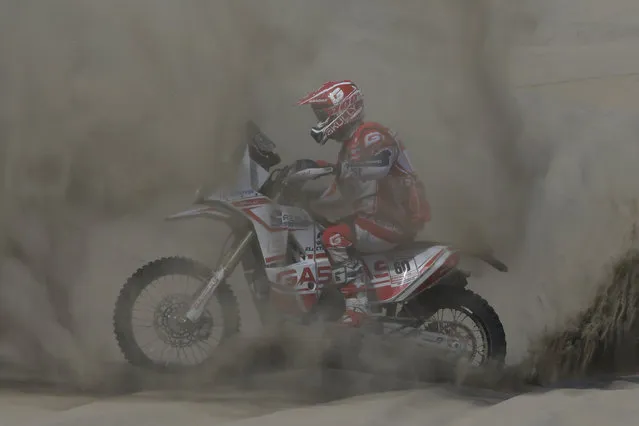 Jonathan Barragan Nevado, of Spain, rides his Gasgas motorbike during stage 5 of the 2018 Dakar Rally between San Juan de Marcona and Arequipa, Peru, Wednesday, January 10, 2018. (Photo by Ricardo Mazalan/AP Photo)