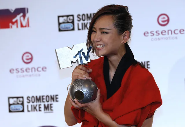 Best Worldwide Act award winner BiBi Zhou poses during the 2014 MTV Europe Music Awards at the SSE Hydro Arena in Glasgow. (Photo by Russell Cheyne/Reuters)