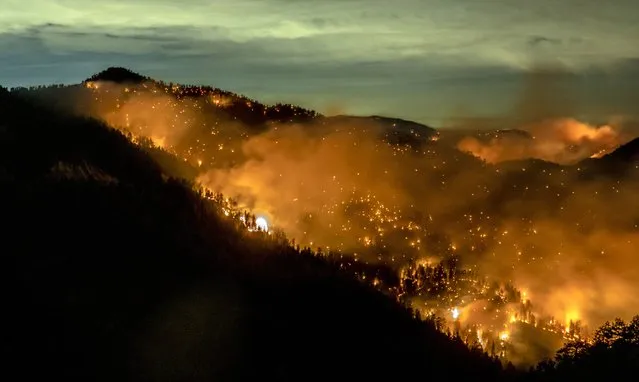 The Bobcat Fire continues to burn through the Angeles National Forest in Los Angeles County, north of Azusa, California, September 17, 2020. California faces more devastation from wildfires that have ravaged the West Coast, authorities have warned, with strong winds and dry heat expected to whip up flames from dozens of blazes raging across the state. Governor Gavin Newsom said although firefighters had made progress in their battle to contain more than two dozen major wildfires, so-called Santa Ana winds could fuel the relentless blazes. (Photo by Kyle Grillot/AFP Photo)