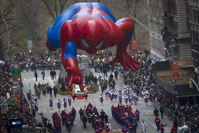 The Spiderman float makes its way down 6th Ave during the Macy's Thanksgiving Day Parade in New York November 27, 2014. (Photo by Carlo Allegri/Reuters)