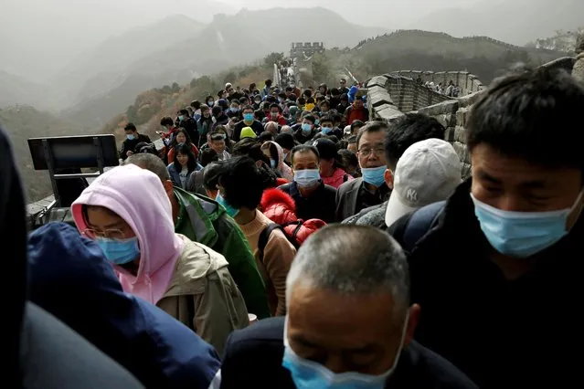 Visitors wearing masks, following the coronavirus disease (COVID-19) outbreak, hike at the Badaling section of the Great Wall in Beijing, China on October 31, 2020. (Photo by Tingshu Wang/Reuters)