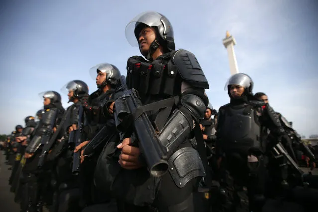 Members of the Indonesian National Police (BRIMOB unit, Mobile Brigade Corps) hold riot guns as they stand in position during a security forces drill ahead of the Regional Head Elections 2016 in Jakarta, Indonesia, 02 November 2016. According to media reports, Indonesia plans to deploy more than 2,000 military and 16,000 police personnel to secure the Regional Heads Elections which will be held in the country from 28 November 2016 to 11 February 2017. (Photo by Bagus Indahono/EPA)