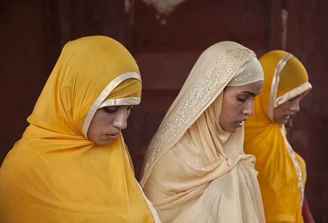 Indian Muslims pray during the last Friday of the holy month of Ramadan at the Jama Masjid in the old quarters of New Delhi on June 8, 2018. Muslims around the world took part in the Friday prayers ahead of the Eid al-Fitr festival marking the end of the fasting month of Ramadan, which dependent on the sighting of the moon. (Photo by Noemi Cassanelli/AFP Photo)