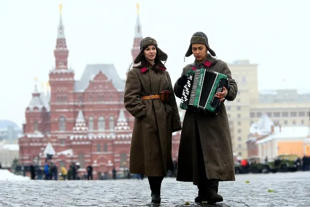 A man wearing historical uniform plays accordion during the military parade on the Red Square in Moscow, Russia on November 07, 2016. The parade mark the anniversary of a historical parade in 1941 when Soviet soldiers marched through the Red Square to the front lines of World War II. (Photo by Sefa Karacan/Anadolu Agency)
