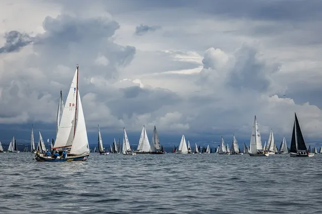 Sail boats at the start of the 84th “Bol d'Or” sailing race, in front of the Geneve water fountain (jet d'eau de Geneve) on Lake Geneva, in Geneva, Switzerland, 10 June 2023. 421 boats registered for this weekend's Bol d'Or, the largest sailing race held on a lake in Europe. (Photo by Valentin Flauraud/EPA)