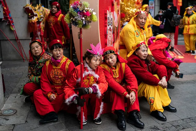 Performers prepare the traditional dragon dance performance in famous food street during the Lantern Festival on February 26, 2021 in Wuhan, Hubei Province, China. With no recorded cases of COVID-19 community transmissions since May 2020, life for residents in Wuhan is gradually returning to normal. (Photo by Getty Images/China Stringer Network)