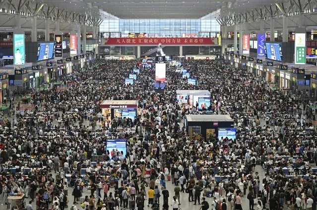 A general view of people in Shanghai Hongqiao railway station on July 7, 2023. (Photo by Wang Zhao/AFP Photo)