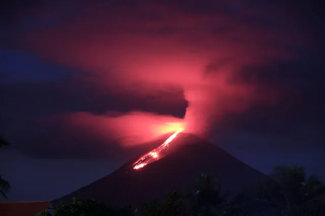 Mount Soputan volcano eruption seen from Silian village on February 03, 2015 in Minahasa, North Sulawesi, Indonesia. (Photo by Sijori Images/ Barcroft India)