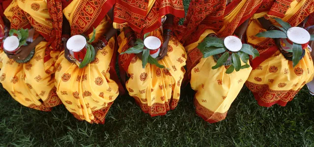 Tribal brides hold earthen pots during a mass marriage ceremony at Salbari village on the outskirts of Siliguri May 30, 2009. (Photo by Rupak De Chowdhuri/Reuters)