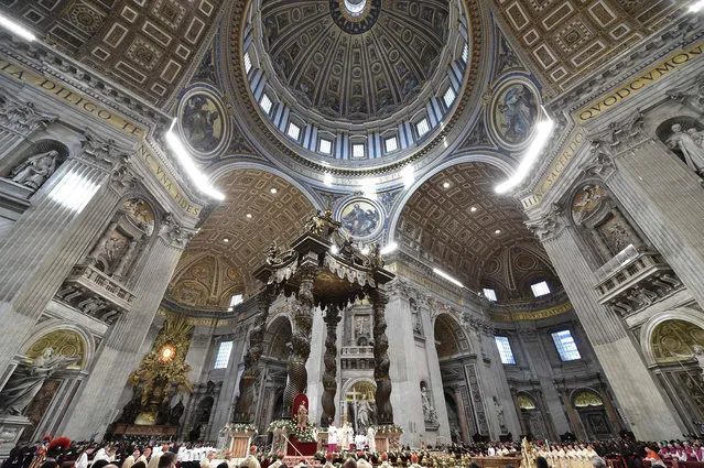 Pope Francis (C) leads a mass to celebrate the Epiphany, or 12 th day of Christmas, with a mass in Saint Peter' s Basilica which marks the visit to the baby Jesus by the Three Wise Men, on January 6, 2017 at St Peter' s basilica in Vatican. (Photo by Tiziana Fabi/AFP Photo)